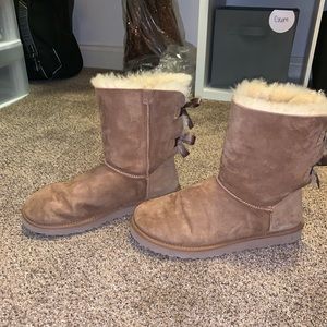 Tan bow short Ugg’s